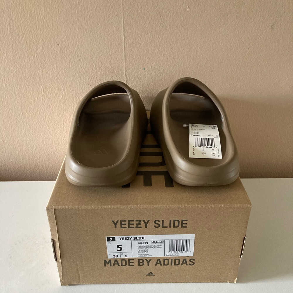 Yeezy Sildes FV8425 NWT
